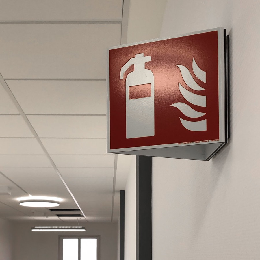 Brandschutzschild Feuerlöscher an der Wand